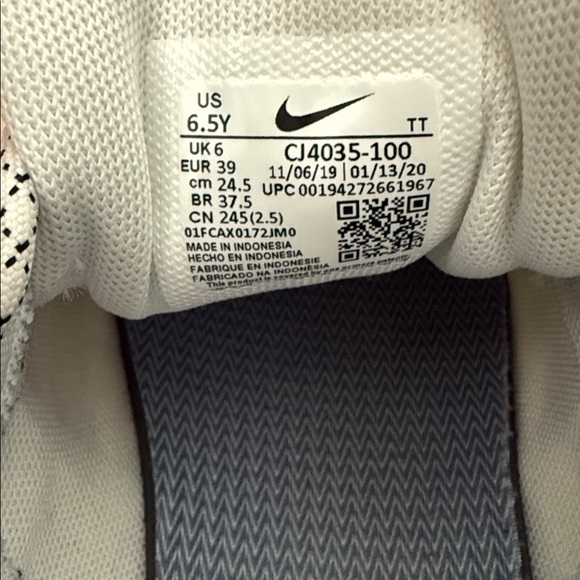 Nike Youth Airmaxes - Picture 4 of 4